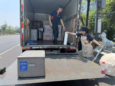 成都搬家甜蜜夫妻档:他负责搬运,我负责治愈