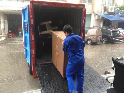 成都搬家公司 宴请客人是乔迁仪式